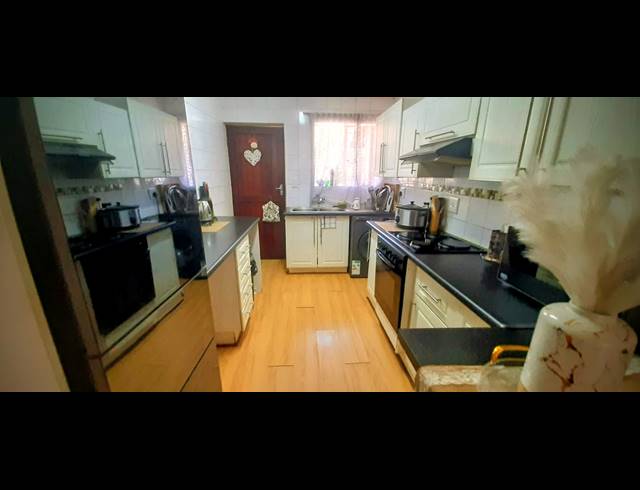 3 BEDROOM TOWNHOUSE FOR SALE IN NORKEM PARK